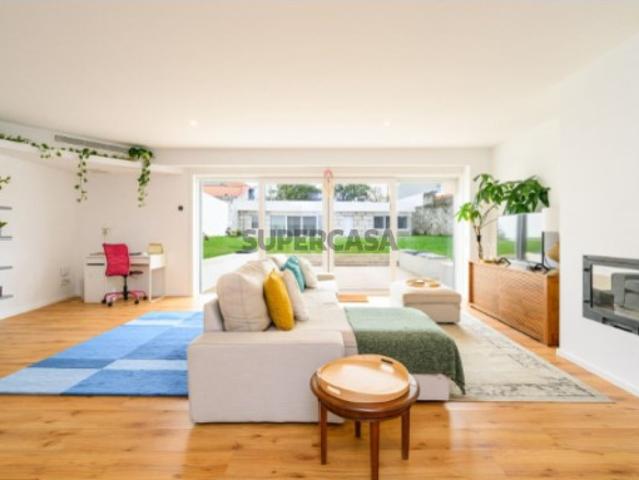 Moradia T4+1 com jardim, piscina e pátio interior perto do Parque da Cidade