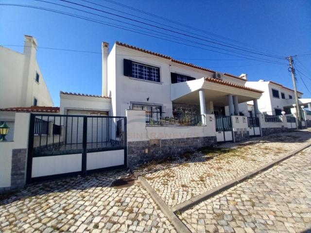 Moradia T4+1, Com Logradouro Amplo, Garagem, Com Proximidade e Vista Mar, Sotão Espaço para Quarto ou Escritório, Ribamar, Mafra