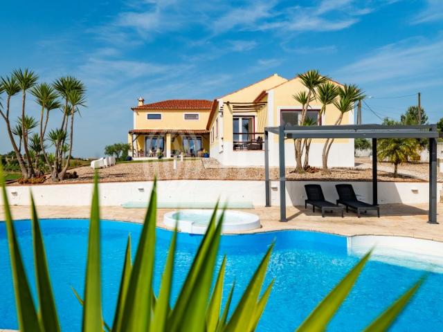 Moradia T4+1 com piscina aquecida e garagem, Santarém