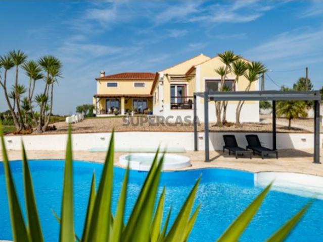 Moradia T4+1 com piscina aquecida e garagem, Santarém