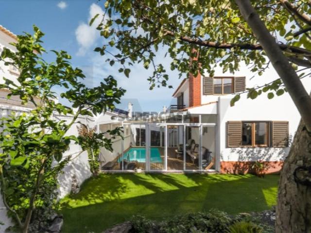 Moradia T4+1 com Piscina Coberta, Jardim e Churrasqueira em Alcoitão, Cascais