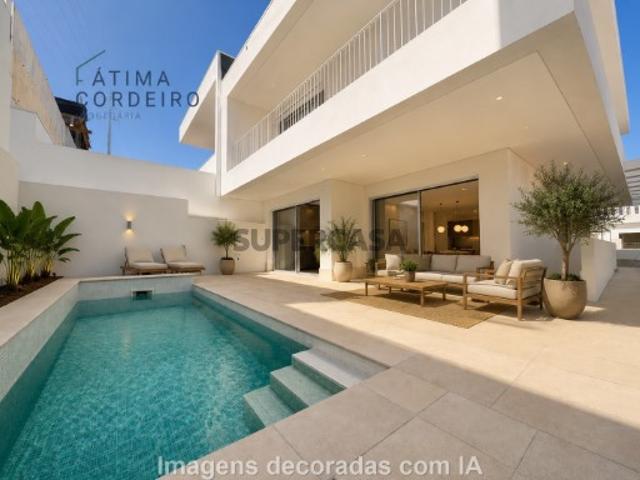 Moradia T4+1 com Piscina e Acabamentos de Excelência Próxima do Fórum Almada