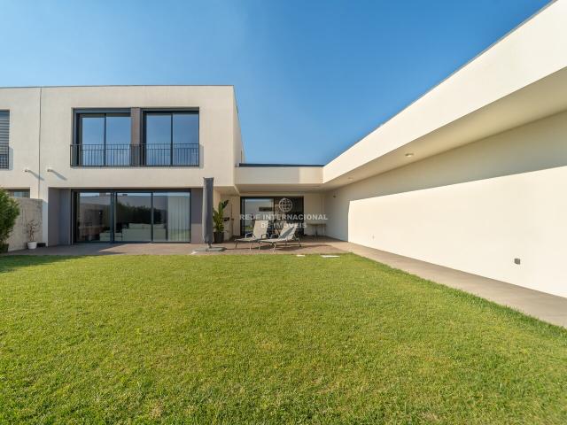 Moradia T4+1 com Piscina e Jardim, em Valadares