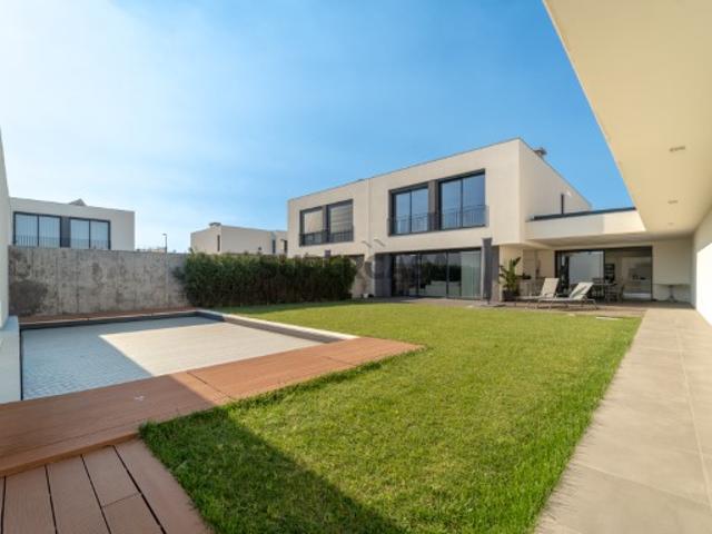 Moradia T4+1 com Piscina e Jardim, em Valadares