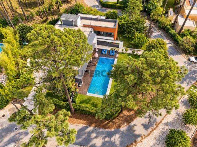 Moradia T4+1 com piscina e terreno de 1.623 m² na Herdade da Aroeira
