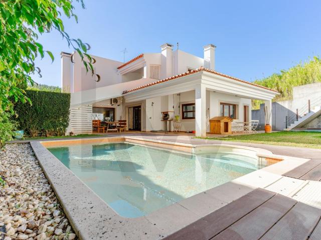 Moradia T4+1 com piscina, jardim amplo e garagem | Barcarena