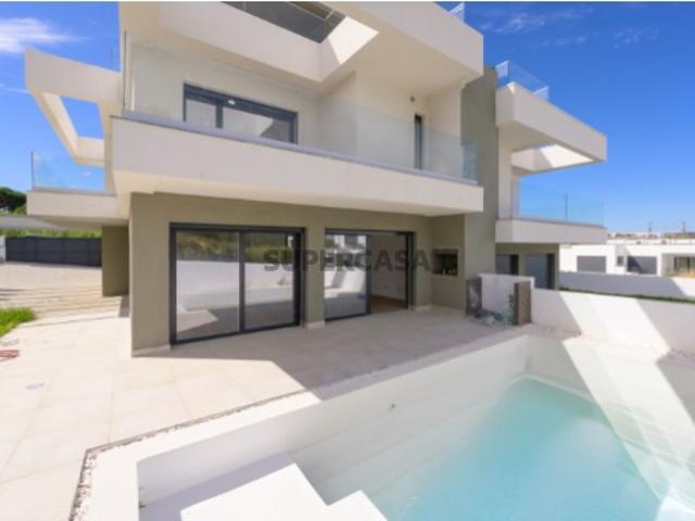 Moradia T4+1 com piscina na Sobreda, Costa da Caparica