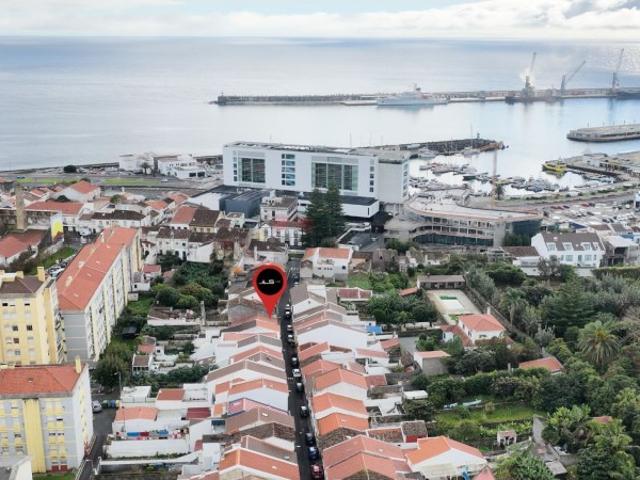 Moradia T4+1 com Quintal e Localização Premium junto às Portas do Mar, Ponta Delgada