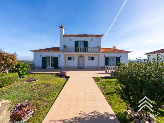 Moradia T4+1 com vista de campo e garagem | Mafra
