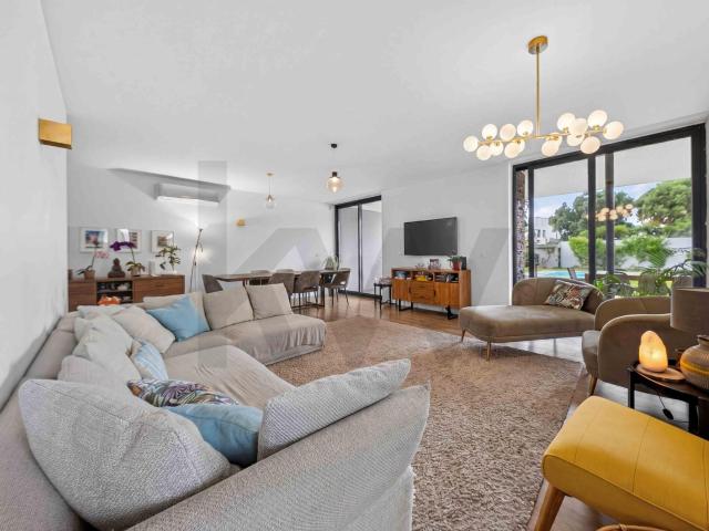 Moradia T4+1 Contemporânea com Piscina e Jardim Privativo em Cabriz, Sintra