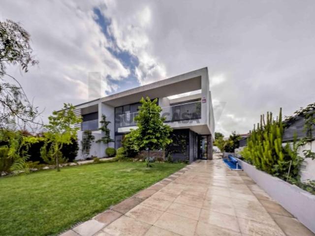 Moradia T4+1 Contemporânea com Piscina e Jardim Privativo em Cabriz, Sintra