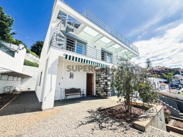 Moradia T4+1 de 352 m² no Caminho do Comboio, Funchal Espaço, Conforto e uma Localização Privilegiada