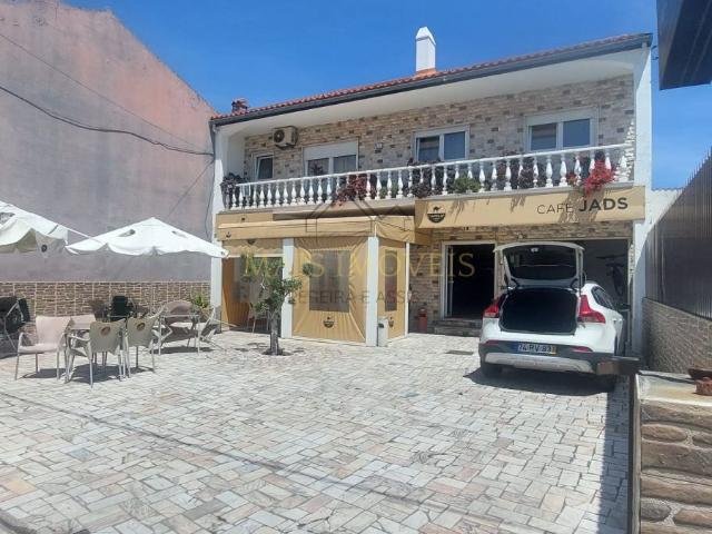 Moradia T4+1 e espaço comercial em Marinha Grande
