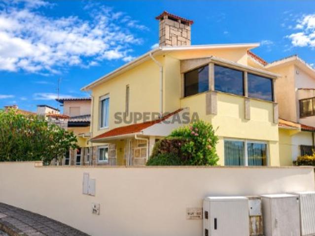 Moradia T4+1, em Vila Chã, a 200 metros da praia