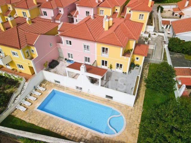 Moradia T4+1 em Cascais, com jardim privativo e piscina em condomínio