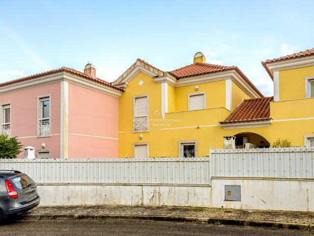 Moradia T4+1 em Cascais, com jardim privativo e piscina em condomínio