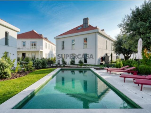 Moradia T4+1 em condomínio privado com piscina, em Oeiras