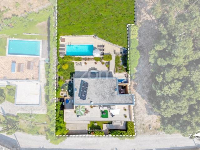 Moradia T5 em Moledo com Piscina, Terraços, Jardins e Vista Mar