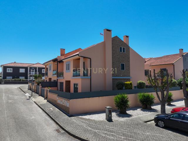 Moradia T4+1, em ótimo estado de conservação, localizada próximo da praia de Santa Cruz!