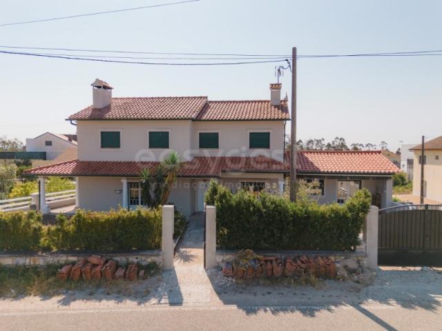 Moradia T4+1 Isolada, com Lote de Terreno de 720m2, em Ourém