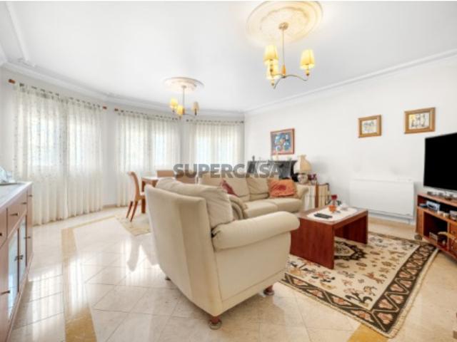 Moradia T4+1 localizada no bairro do ’Casal Novo’
