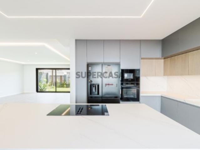 MORADIA T4+1 NO ARNEIRO CARCAVELOS PRONTA A HABITAR!