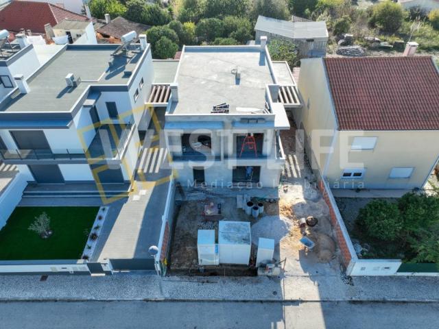 Moradia T4+1 Nova com Arquitetura Moderna, Terraços e Vista Panorâmica | Ventosa, Torres Vedras