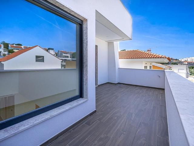 Moradia T4+1 nova com piscina e jardim no Estoril