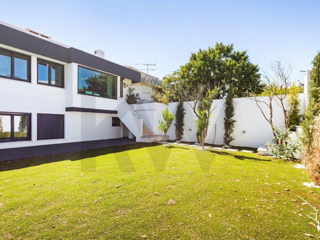 Moradia T4+2 com 3 Suítes e jardim de 100 m2 | Alfragide – A. 300m² Alfragide