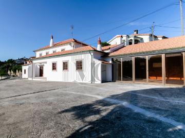 Moradia T4+2 com 269m² e Terreno de 1452m² recuperada, localizada em zona Central de Águeda!