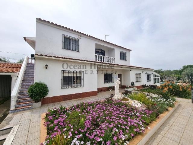 Moradia T4 com piscina privada, garagem e vistas deslumbrant. 256m² Quarteira