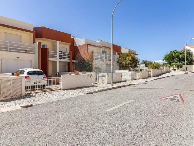Moradia T4+2 para venda na Quinta do Torneiro, na Rua Fernando Pires de Lima, 44, em Paço de Arcos, junto à SIC e ao Jornal Expresso