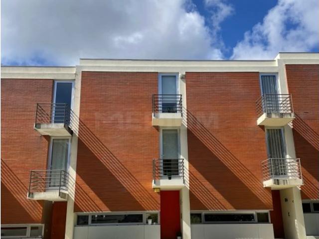Moradia T4+2Escritórios no 'Villas Real Maia'