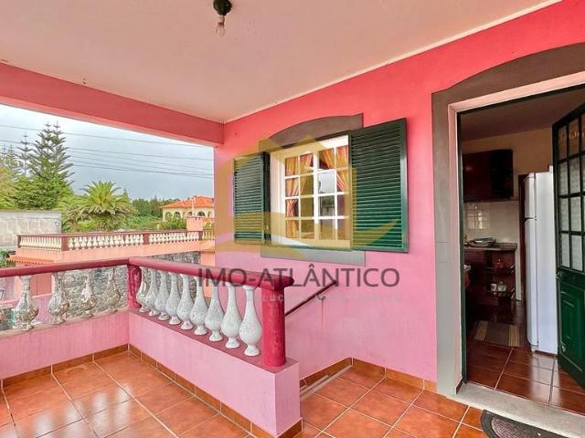 Moradia T4 muito espaçosa e com espaço comercial, ideal para projeto de investimento!