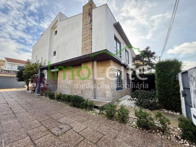 Moradia T4 Maia Vila Nova da Telha
