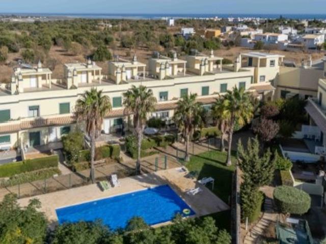 Moradia T4 mobilada e equipada, com espaços exteriores e piscina partilhada, perto da Fuseta