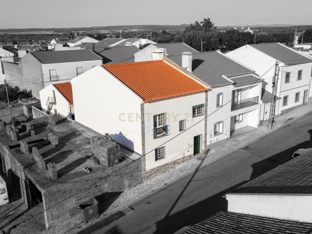 Moradia T4 Mobilada e Equipada com Garagem e Anexo no Bairro do Altinho, Viana do Alentejo