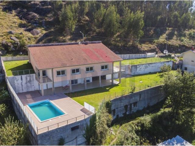 Moradia T4 Moderna com Piscina, Vista Panorâmica e Excelentes Áreas