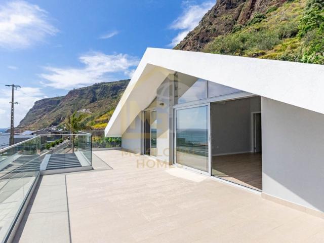 Moradia T4 Moderna com Vista Mar | Paúl do Mar
