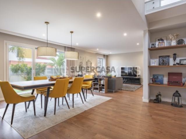Moradia T4 moderna de luxo em Fernão Ferro