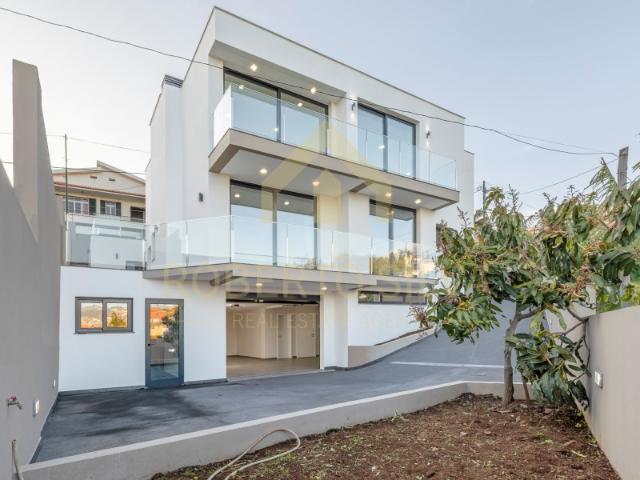 Moradia T4 Moderna e Deslumbrante no Funchal Nova!