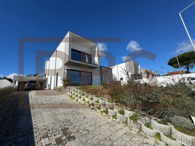 Moradia T4 Moderna em Mafra com Garagem, Terraço e Lote de 700 m²