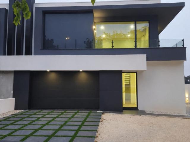 Moradia T4 moderna em Santa Joana