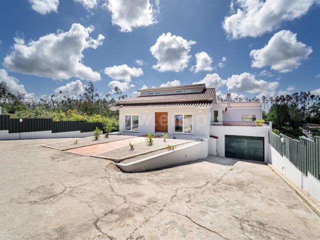 Moradia T4 | Mouratos 255m² Parceiros e Azoia