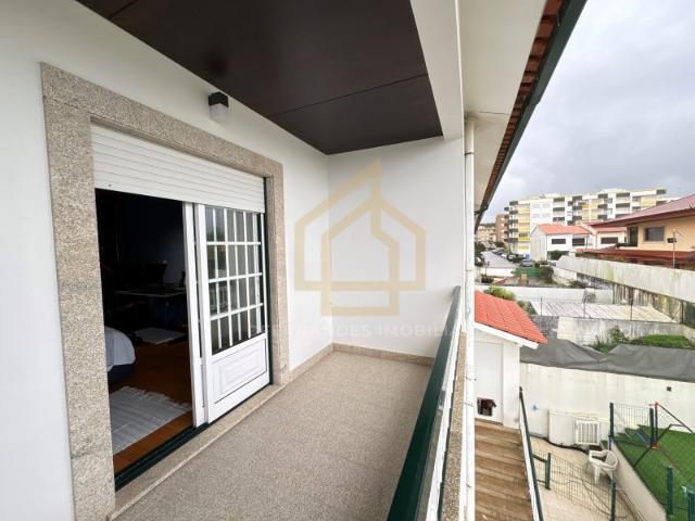 Moradia T4 pronta a habitar, a apenas 300 metros da praia, situada numa rua sem saída
