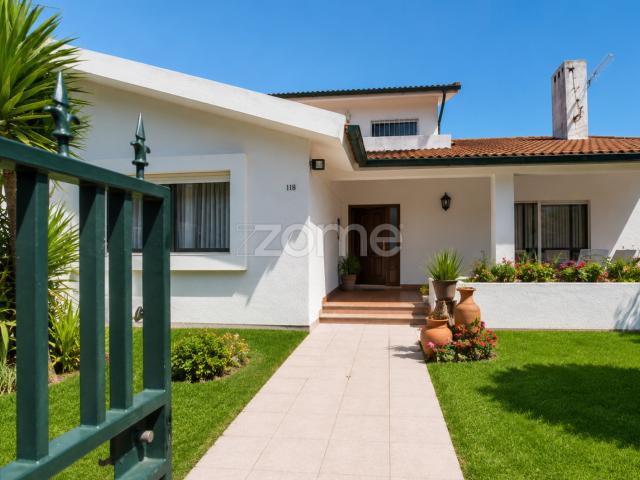 Moradia T4 na Praia da Barra| Jardim, Terraço e Potencial para piscina