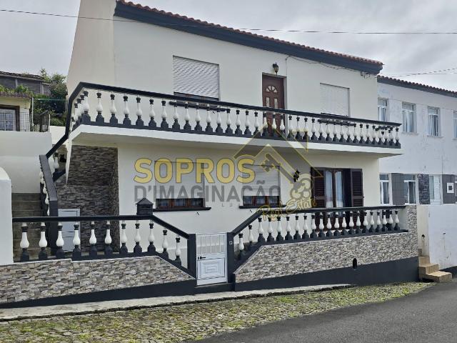 Moradia T4 na Vila de São Mateus da Calheta