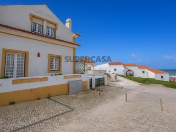 Moradia T4 no centro da Vila de Santa Cruz a 100m da praia