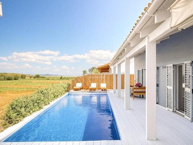 Moradia T4 no Possanco com piscina infinita e vistas desafogadas