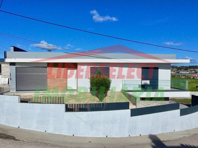 Moradia T4 Nova | 3 Suites e Conforto Junto ao Mar